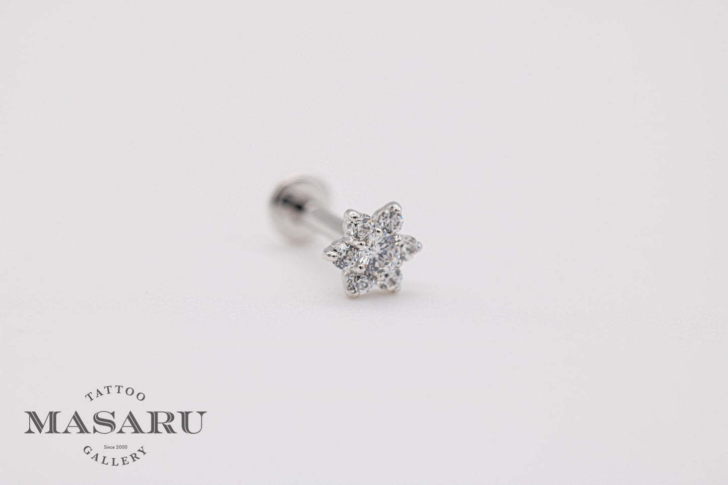 Labret piercing for tragus or cartilage, in 14kl white gold set in flower-shaped zirconia